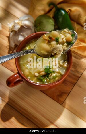 Porc haché piment vert con carne avec tomatillo et marine haricots Banque D'Images