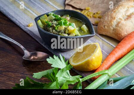 Soupe minestrone végétarienne garni d'oignons verts pesto et parmesan râpé Banque D'Images