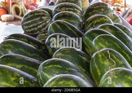 Vue latérale des rangées de pastèques sur le marché agricole . Photo de haute qualité Banque D'Images