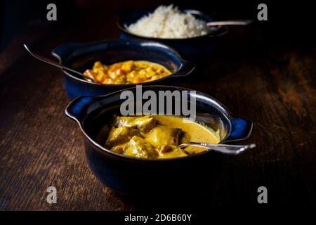 La nourriture indienne crémeux Rogan Josh d'Agneau Korma de légumes et riz basmati blanc avec des bols en Banque D'Images