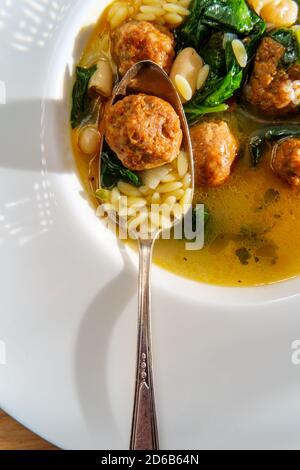 Soupe italienne de mariage avec boulettes de saucisse, pâtes orzo et haricots cannellini Banque D'Images