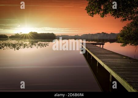 Lever du soleil sur la jetée du lac Bradford à Little Creek, Virginie. Banque D'Images