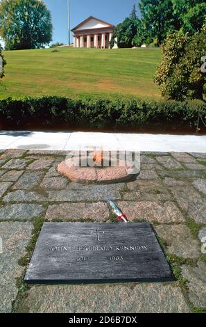 La tombe de John F Kennedy au cimetière national d'Arlington, Washington D. C Banque D'Images