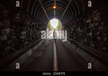 Femme marchant dans le tunnel de la rue Wilkes, Alexandria, Virginie Banque D'Images