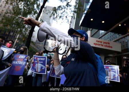 Des manifestants se rassemblent sur les marches de la bibliothèque publique de New York contre le ciblage de la communauté juive par les citys en fermant certaines écoles et entreprises des « zones chaudes » Covid-19 dans les quartiers de Queens et de Brooklyn le 15 octobre 2020 à New York. Les régions de Brooklyn et de Queens abritent la plus grande communauté juive orthodoxe des États-Unis, qui connaît une résurgence des cas de Covid-19 dépassant le taux acceptable d'infection de moins de un pour cent à trois pour cent. Ces derniers jours, la communauté juive est descennée dans les rues pour exprimer son opposition au maire Bill de Blasio et au gouverneur André Banque D'Images