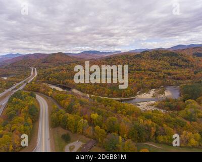 Interstate Highway 93 à la sortie 30 avec l'US route 3 et la rivière Pegewegasset dans la forêt nationale de White Mountain, vue aérienne avec feuillage d'automne, Thornton, NH. Banque D'Images
