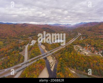 Interstate Highway 93 à la sortie 30 avec l'US route 3 et la rivière Pegewegasset dans la forêt nationale de White Mountain, vue aérienne avec feuillage d'automne, Thornton, NH. Banque D'Images