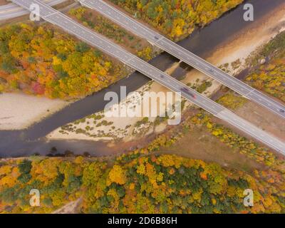 Interstate Highway 93 près de la sortie 30 sur la rivière Pegewegasset dans la forêt nationale de White Mountain, vue de dessus avec feuillage d'automne, ville de Thornton, New Hampshi Banque D'Images