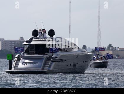 Miami, États-Unis d'Amérique. 15 octobre 2020. MIAMI, FL - 15 OCTOBRE : des centaines et des centaines de bateaux se sont présentés pour un énorme soutien, même sous la pluie battante, alors que le fils de PresidentÕs Eric Trump et sa femme Lara mènent un rassemblement pro-Trump Flotilla à Miami, en Floride, le 15 octobre, 2020 à peine 19 jours avant l'élection, la participation a été massive et a été dans la pluie battante personnes: Trump Supporters crédit: Storms Media Group/Alay Live News Banque D'Images