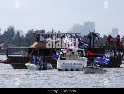 Miami, États-Unis d'Amérique. 15 octobre 2020. MIAMI, FL - 15 OCTOBRE : des centaines et des centaines de bateaux se sont présentés pour un énorme soutien, même sous la pluie battante, alors que le fils de PresidentÕs Eric Trump et sa femme Lara mènent un rassemblement pro-Trump Flotilla à Miami, en Floride, le 15 octobre, 2020 à peine 19 jours avant l'élection, la participation a été massive et a été dans la pluie battante personnes: Trump Supporters crédit: Storms Media Group/Alay Live News Banque D'Images