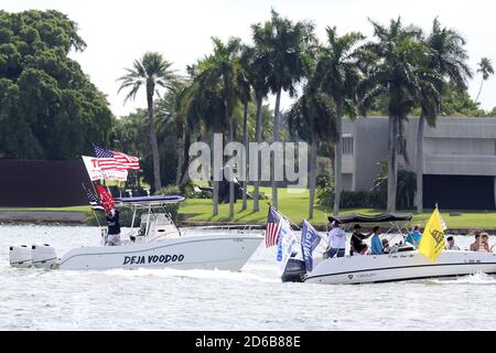 Miami, États-Unis d'Amérique. 15 octobre 2020. MIAMI, FL - 15 OCTOBRE : des centaines et des centaines de bateaux se sont présentés pour une démonstration massive de soutien, même sous la pluie battante, alors que le fils du président Eric Trump et sa femme Lara menaient un rassemblement pro-Trump Flotilla à Miami, en Floride, le 15 octobre, 2020 à peine 19 jours avant l'élection, la participation a été massive et a été dans la pluie battante personnes: Trump Supporters crédit: Storms Media Group/Alay Live News Banque D'Images