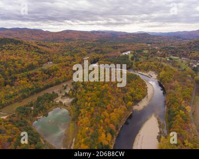 Rivière Pegewegasset dans la forêt nationale de White Mountain vue aérienne avec feuillage d'automne, ville de Thornton, New Hampshire NH, États-Unis. Banque D'Images