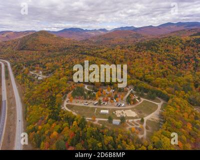 White Mountain National Forest vue aérienne avec feuillage d'automne, ville de Thornton, New Hampshire NH, États-Unis. Banque D'Images