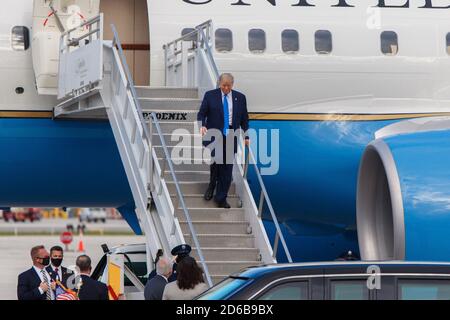 Miami, Floride, États-Unis. 15 octobre 2020. 2020-USA-le président Donald Trump arrive à l'aéroport international de Miami-jeudi 10-15-2020 à Miami Florida crédit: The photo Access/Alamy Live News Banque D'Images