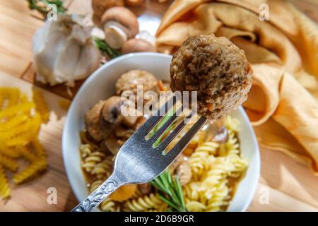 Stroganoff de rotini ensoleillé avec boulettes de viande et champignons Banque D'Images