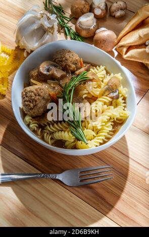 Stroganoff de rotini ensoleillé avec boulettes de viande et champignons Banque D'Images