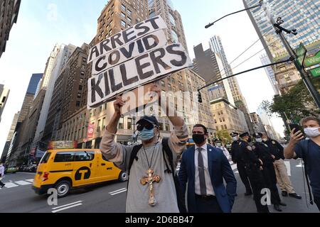 New York, États-Unis. 15 octobre 2020. Un manifestant tient un panneau au rassemblement « End Jewish Hathy », devant la New York City public Library, sur Fifth Ave., à New York, NY, le 15 octobre 2020. Heshy Tischler a été arrêté le 11 octobre pour avoir incité à une émeute et agressé un journaliste lors de manifestations à Borough Park, Brooklyn, contre les restrictions COVID-19 nouvellement imposées dans les zones chaudes, dans certaines parties des communautés juives orthodoxes de Borough Park. (Anthony Behar/Sipa USA) crédit: SIPA USA/Alay Live News Banque D'Images