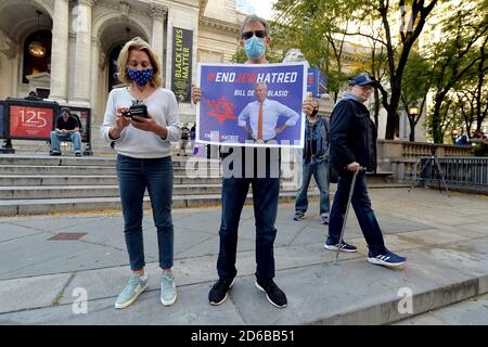 New York, États-Unis. 15 octobre 2020. Les gens portent des panneaux au rassemblement de « fin de la haine juive » devant la New York City public Library, sur Fifth Ave., à New York, NY, le 15 octobre 2020. Heshy Tischler a été arrêté le 11 octobre pour avoir incité à une émeute et agressé un journaliste lors de manifestations à Borough Park, Brooklyn, contre les restrictions COVID-19 nouvellement imposées dans les zones chaudes, dans certaines parties des communautés juives orthodoxes de Borough Park. (Anthony Behar/Sipa USA) crédit: SIPA USA/Alay Live News Banque D'Images