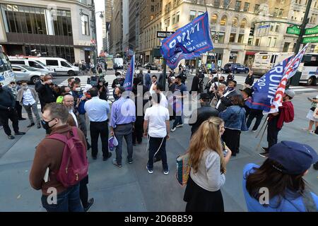 New York, États-Unis. 15 octobre 2020. Les gens assistent au rassemblement de « fin de la haine juive » devant la New York City public Library, sur Fifth Ave., à New York, NY, le 15 octobre 2020. Heshy Tischler a été arrêté le 11 octobre pour avoir incité à une émeute et agressé un journaliste lors de manifestations à Borough Park, Brooklyn, contre les restrictions COVID-19 nouvellement imposées dans les zones chaudes, dans certaines parties des communautés juives orthodoxes de Borough Park. (Anthony Behar/Sipa USA) crédit: SIPA USA/Alay Live News Banque D'Images