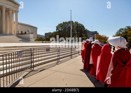 Washington, DC, Etats-Unis, 15 octobre 2020. En photo : les manifestants se retrouvent silencieusement sur la place pendant que les Handmaids descendent sur la protestation de la Cour suprême tenue par le refus du fascisme DC. Pour l'événement, des femmes vêtues de servantes en capes rouges du Tale de la servante se sont élevées devant le bâtiment de la Cour suprême pour protester contre la nomination d'Amy Coney Barrett et les politiques fascistes de l'Administration Trump. La manifestation a continué de refuser la demande du fascisme de destitution immédiate de Donald Trump et de Mike Pence. Crédit : Allison C Bailey/Alay Live News Banque D'Images