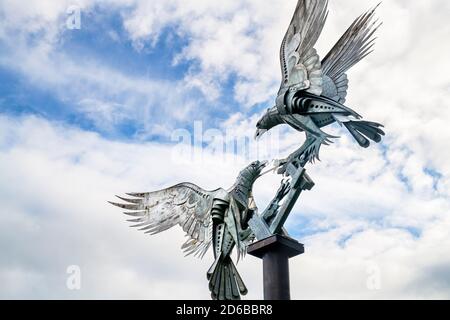 Malvern Buzzards sculpture de Walterty Pytel dans les jardins de la Banque Rose, Great Malvern, Worcestershire, Angleterre Banque D'Images