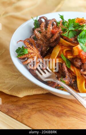 Tagliatelle con polpo italienne poulpe grillé à la tomate sauce à spaghetti Banque D'Images