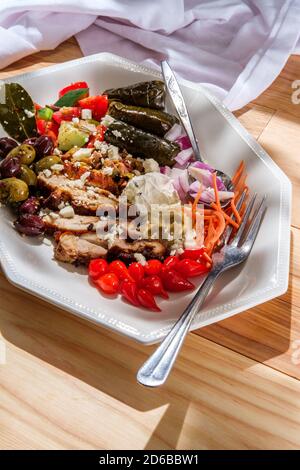 Plateau d'houmous à l'olive grecque avec shawarma de poulet et goutte de sueur poivrons miniatures Banque D'Images