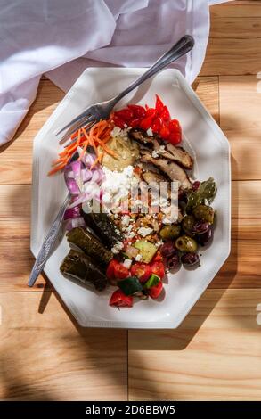 Plateau d'houmous à l'olive grecque avec shawarma de poulet et goutte de sueur poivrons miniatures Banque D'Images