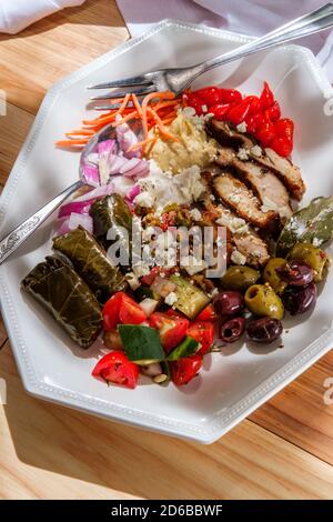 Plateau d'houmous à l'olive grecque avec shawarma de poulet et goutte de sueur poivrons miniatures Banque D'Images