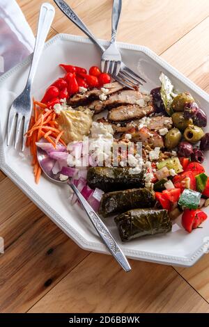 Plateau d'houmous à l'olive grecque avec shawarma de poulet et goutte de sueur poivrons miniatures Banque D'Images