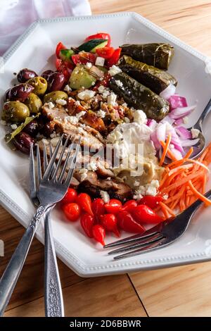 Plateau d'houmous à l'olive grecque avec shawarma de poulet et goutte de sueur poivrons miniatures Banque D'Images
