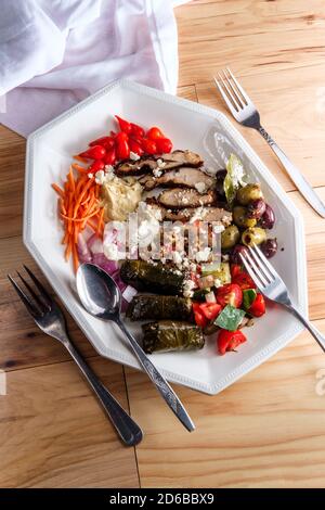 Plateau d'houmous à l'olive grecque avec shawarma de poulet et goutte de sueur poivrons miniatures Banque D'Images