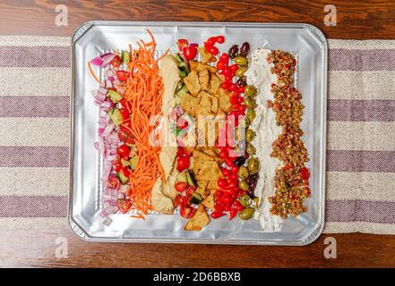 Plateau d'houmous à l'olive grecque avec poivrons miniatures en forme de goutte de sueur et puces pita Banque D'Images