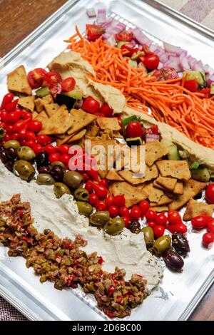 Plateau d'houmous à l'olive grecque avec poivrons miniatures en forme de goutte de sueur et puces pita Banque D'Images