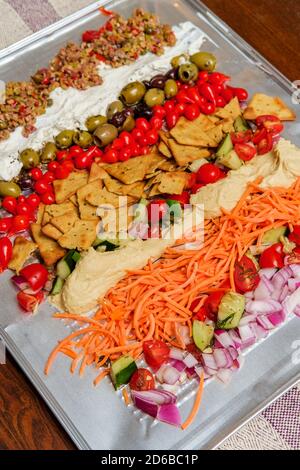 Plateau d'houmous à l'olive grecque avec poivrons miniatures en forme de goutte de sueur et puces pita Banque D'Images