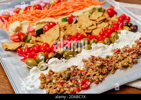 Plateau d'houmous à l'olive grecque avec poivrons miniatures en forme de goutte de sueur et puces pita Banque D'Images