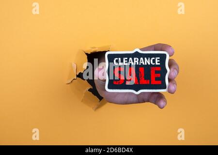 CONCEPT DE VENTE EN LIQUIDATION. Tableau de craie miniature à la main. Fond de papier jaune Banque D'Images