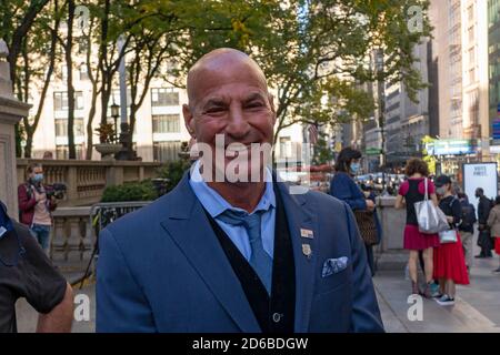 NEW YORK, NY - 15 OCTOBRE 2020 : manifestation contre l'antisémitisme et la « fin de la haine des juifs » devant la bibliothèque publique de New York, sur la 5e avenue à Manhattan. Banque D'Images