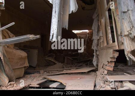 Bâtiment détruit dans la ville de Tartar, en Azerbaïdjan. Maisons civiles endommagées par des bombes Banque D'Images