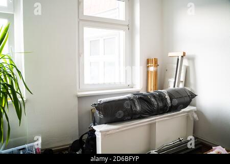 Salle de la maison en désordre avec punk et corbeille emballée Banque D'Images