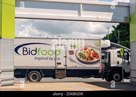 Walkerston, Queensland, Australie - février 2020 : un camion livrant des produits à la chaîne de supermarchés Woolworths et aux magasins environnants Banque D'Images