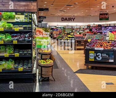 Walkerston, Queensland, Australie - février 2020 : à l'intérieur de la section fruits et légumes du supermarché Woolworths Banque D'Images