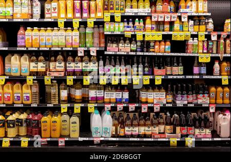 Walkerston, Queensland, Australie - février 2020 : jus mis en bouteille en vente sur les étagères du supermarché Woolworths Banque D'Images