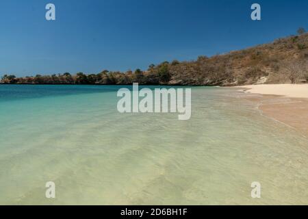 Plage rose Lombok. Cette plage est connue depuis longtemps pour la beauté de la mer et la nature de la mer et la plus importante est la couleur du sable rose Banque D'Images