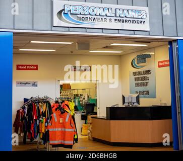 MacKay, Queensland, Australie - juin 2020 : magasin de broderie vendant des vêtements de travail, des machines en arrière-plan, aucun client Banque D'Images