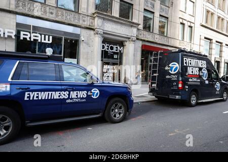 Les camions médiatiques sont vus tandis que les manifestants se rassemblent sur les marches de la bibliothèque publique de New York contre le ciblage de la communauté juive par la ville en fermant certaines écoles et entreprises dans les « zones chaudes » Covid-19 dans les quartiers de Queens et de Brooklyn.les zones de Brooklyn et Queens abritent la plus grande communauté juive orthodoxe Aux États-Unis, qui connaissent une recrudescence des cas de Covid-19 dépassant le taux acceptable d'infection de moins de un pour cent à trois pour cent. Ces derniers jours, la communauté juive est descennée dans les rues pour exprimer son opposition à la position du maire Bill de Blasio et du gouverneur Andrew Cuomo Banque D'Images