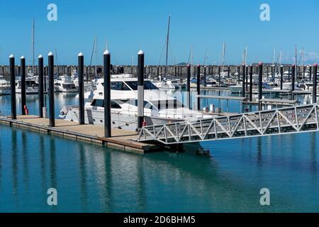 MacKay, Queensland, Australie - juin 2020 : bateaux de luxe amarrés à la marina Banque D'Images