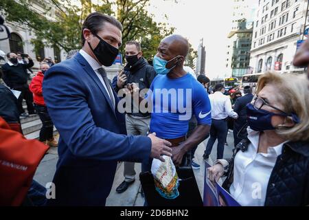 Les manifestants s'opposent à un policier couvert (L) alors qu'ils se rassemblent sur les marches de la bibliothèque publique de New York contre le ciblage de la communauté juive par la ville en fermant quelques écoles et entreprises dans les « zones chaudes » Covid-19 dans les quartiers de Queens et de Brooklyn.les zones de Brooklyn et Queens abritent les plus grandes Communauté juive orthodoxe aux États-Unis qui connaît une résurgence des cas de Covid-19 dépassant le taux acceptable d'infection de moins de un pour cent à trois pour cent. Ces derniers jours, la communauté juive est descennée dans les rues pour exprimer son opposition au maire Bill de Blasio et Governo Banque D'Images