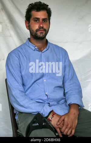 Beyrouth, Liban. 13 octobre 2020. Ziad al-Zein, diplômé en administration des affaires de 30 ans et l'un des principaux activistes anti-gouvernementaux, présente une image. Le 17 octobre 2019, des milliers de personnes au Liban sont descendues dans les rues pour protester contre de nouvelles taxes et une corruption généralisée au sein de la classe dirigeante, laissant le pays paralysé par une profonde crise économique et politique. Credit: Marwan Naamani/dpa/Alamy Live News Banque D'Images