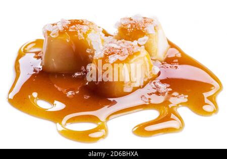 Bonbons salés au caramel recouverts de sucre fondu au caramel isolé sur fond blanc. Banque D'Images